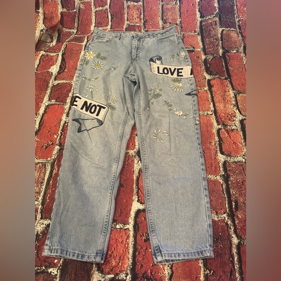 Topshop Moto MOM jeans size 30
Inseam 25”
Graphic Embroidery “Love Me Not” - Picture 3 of 7